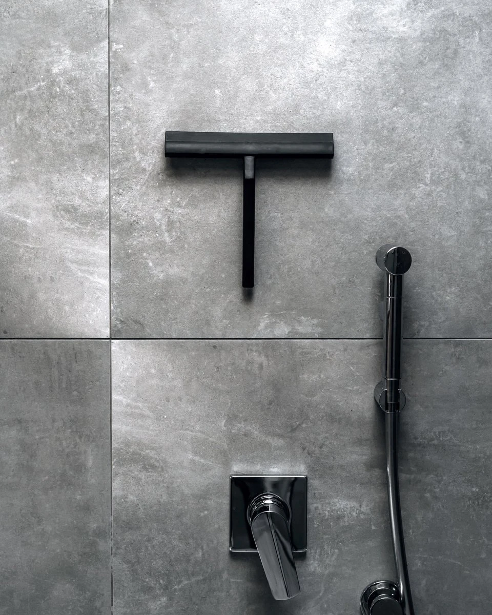 Douchewisser Zwart Met Magneetstrip - Badkamer Accessoires - Raamwisser - Trekker Douche - Silicone - 21cm X 20cm - Afbeelding 6